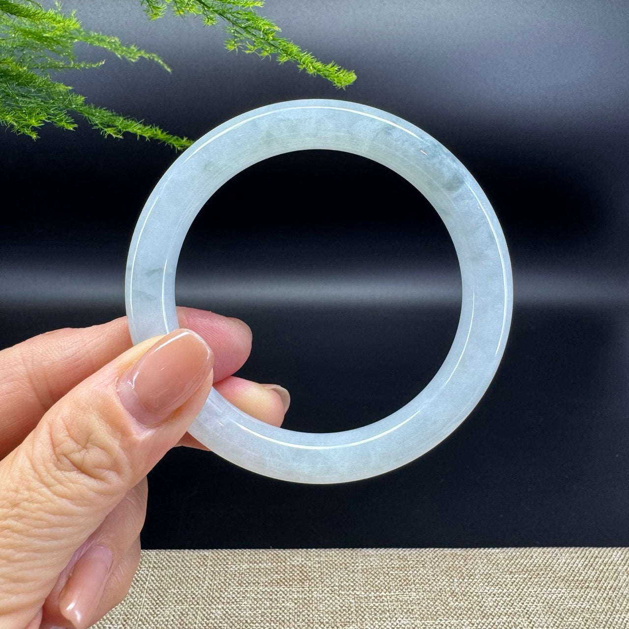 The bangle shape of the round.The bangle color is icy green.