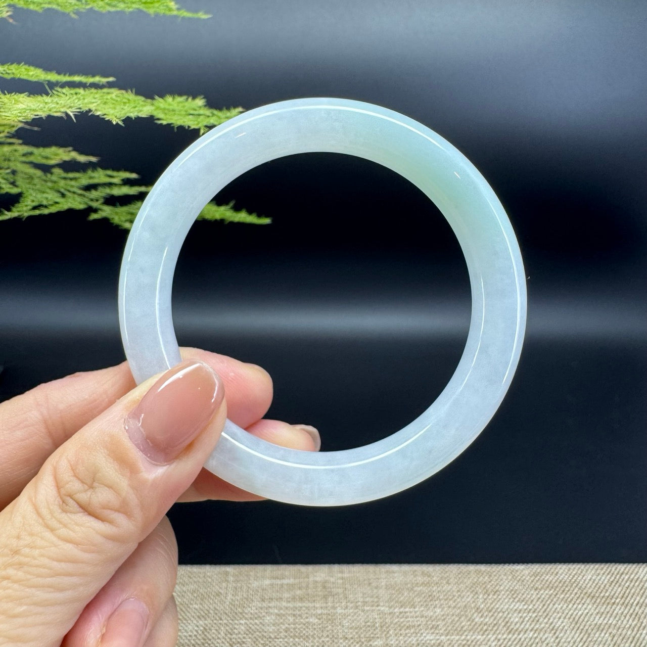 The bangle shape of the round.The bangle color is icy green.