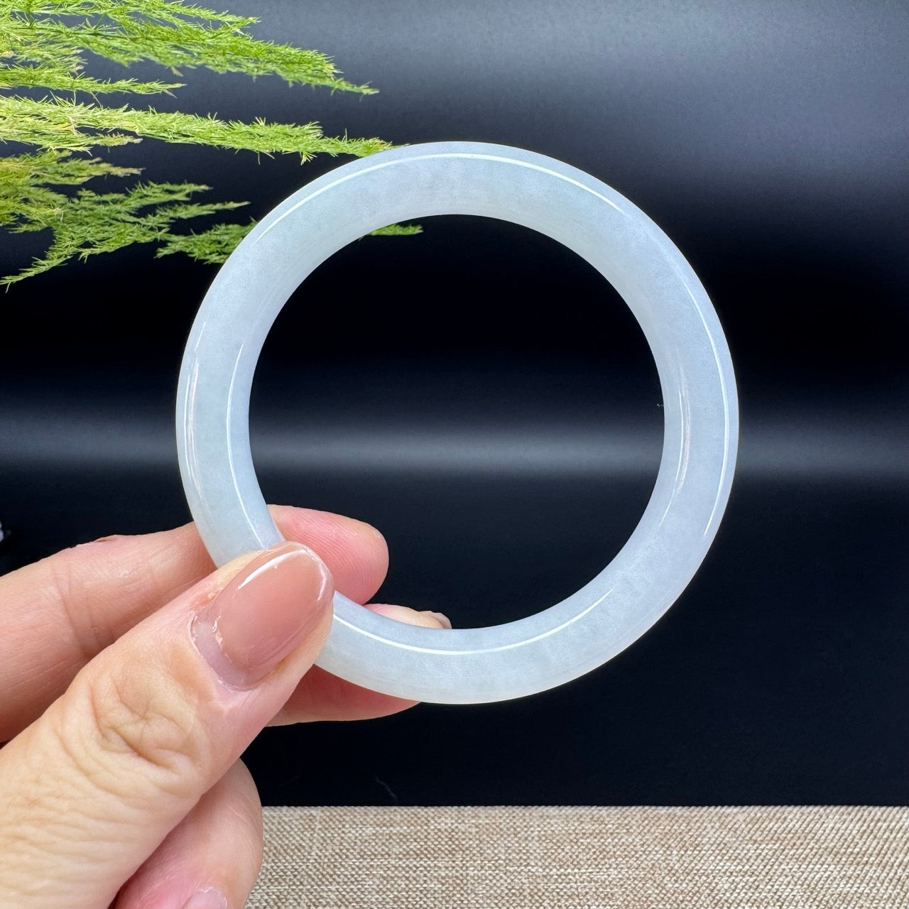 The bangle shape of the round.The bangle color is icy green.