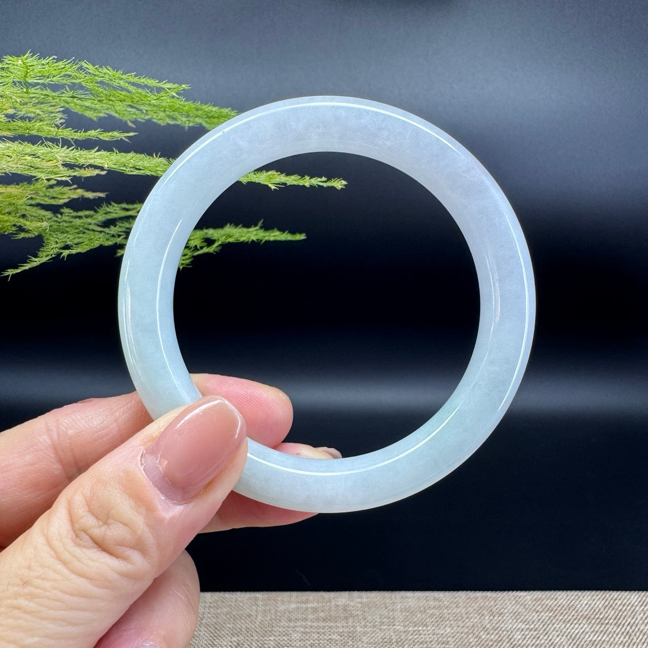 The bangle shape of the round.The bangle color is icy.