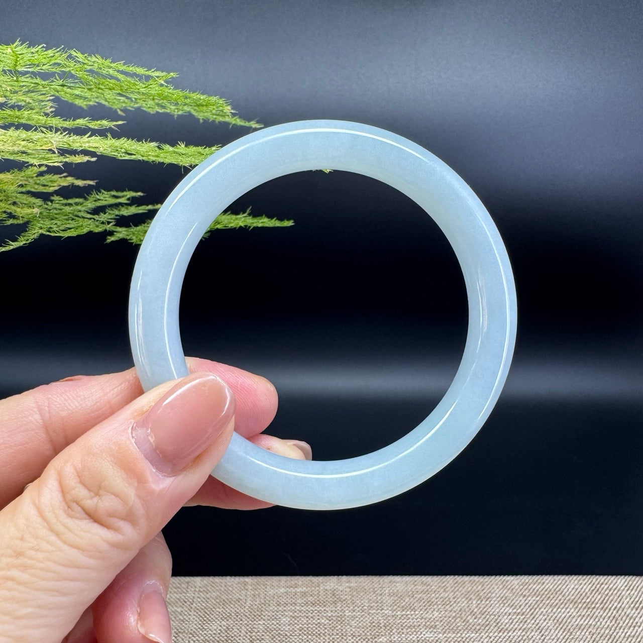 The bangle shape of the round.The bangle color is icy green.