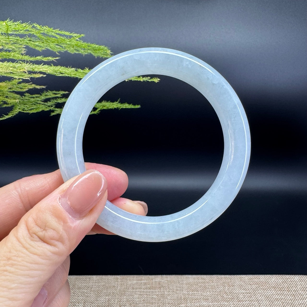 The bangle shape of the round.The bangle color is icy.