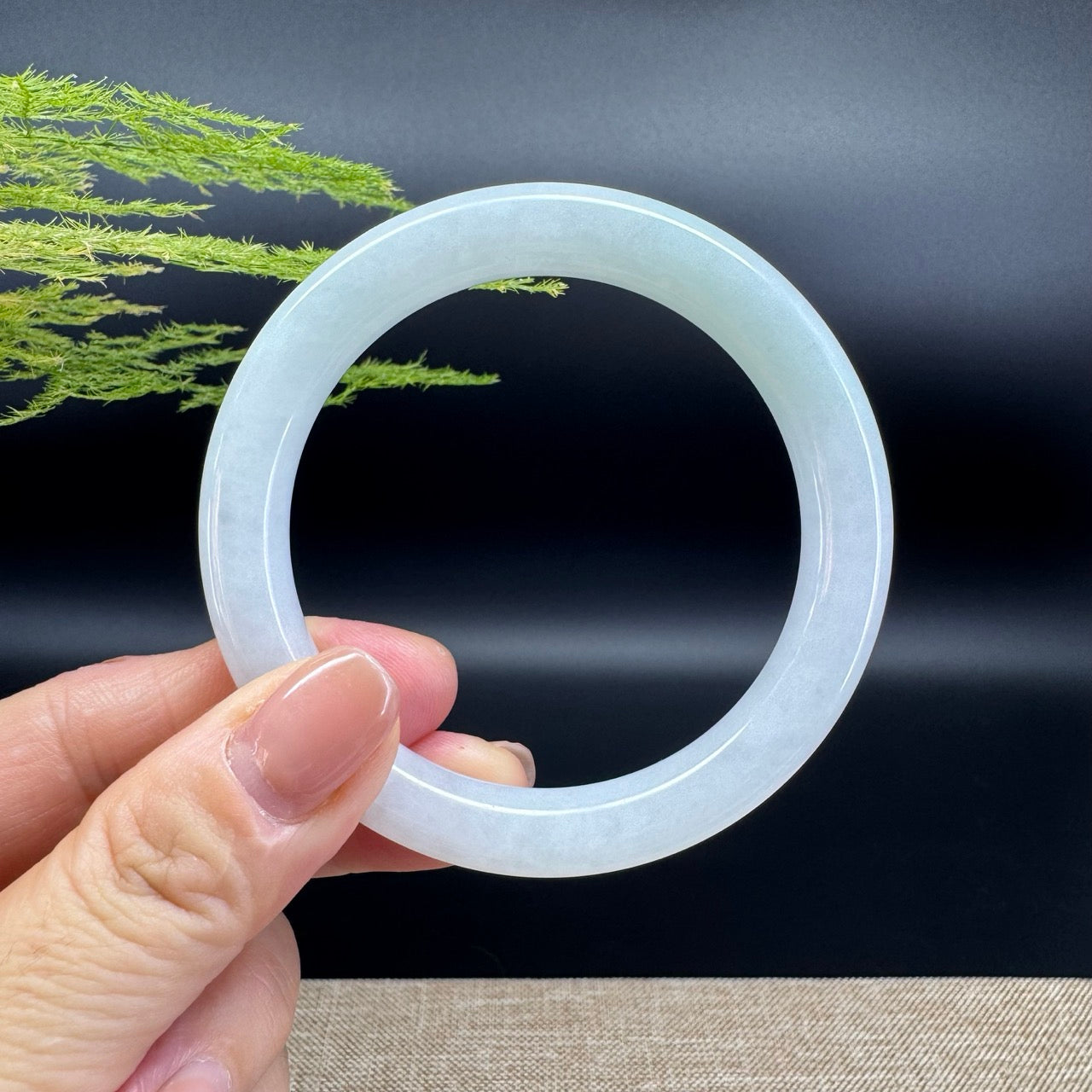 The bangle shape of the round.The bangle color is icy.