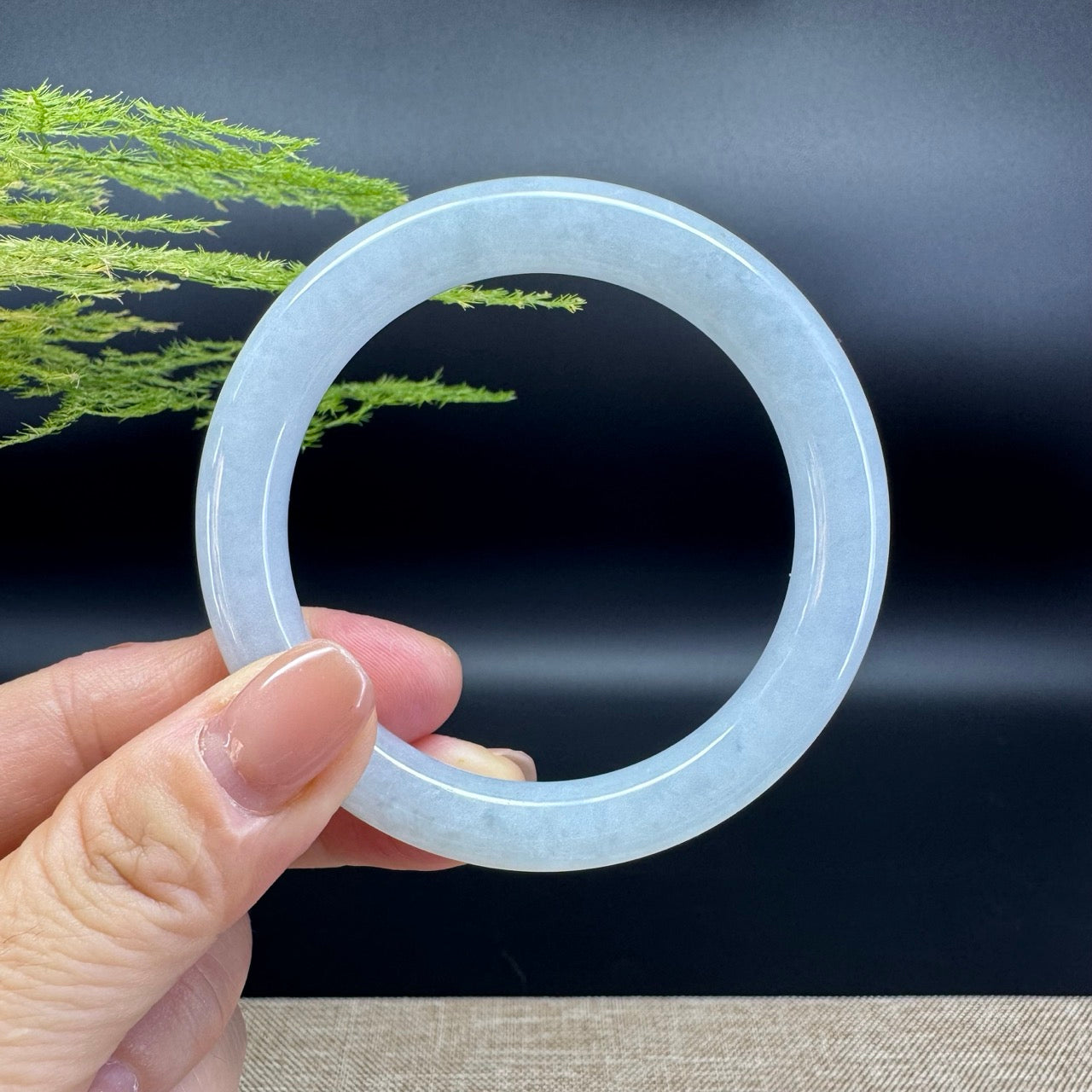 The bangle shape of the round.The bangle color is icy.