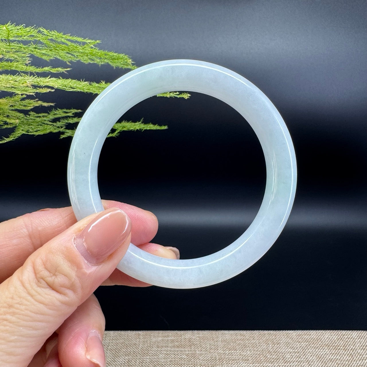 The bangle shape of the round.The bangle color is icy.