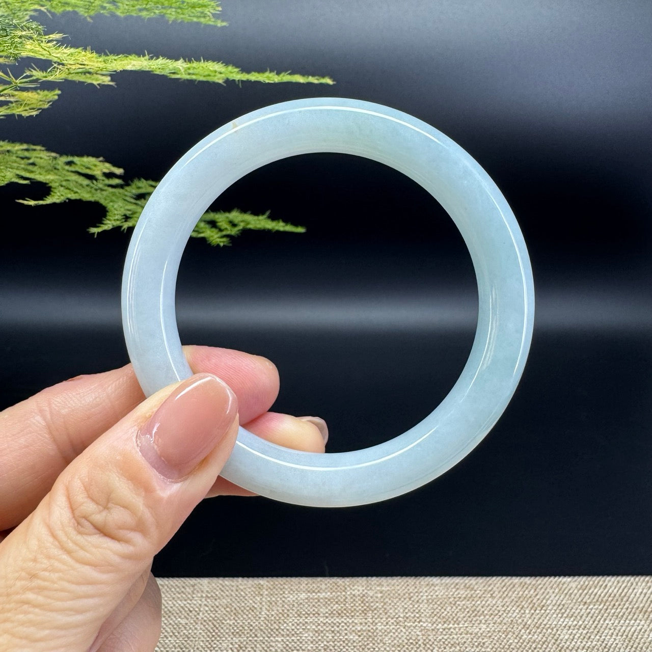 The bangle shape of the round.The bangle color is icy green.