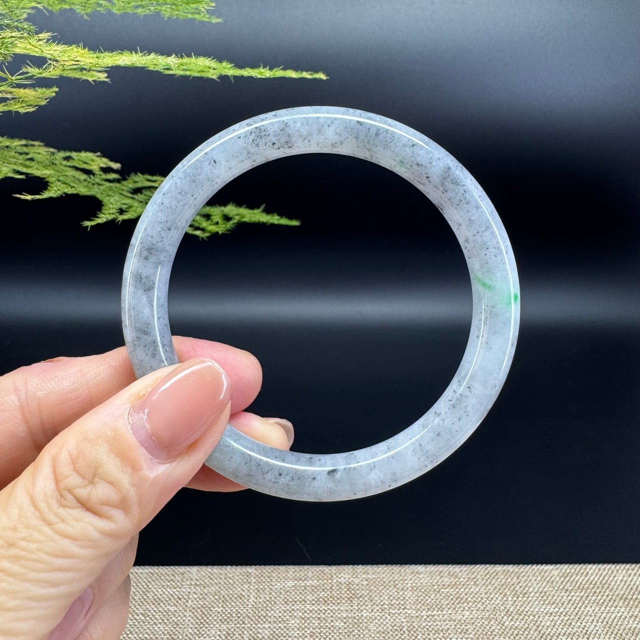 The bangle shape of the round.The bangle color is black green.