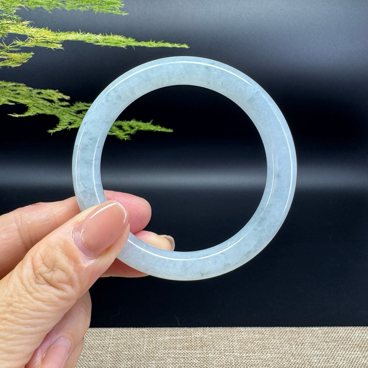 The bangle shape of the round.The bangle color is icy green.