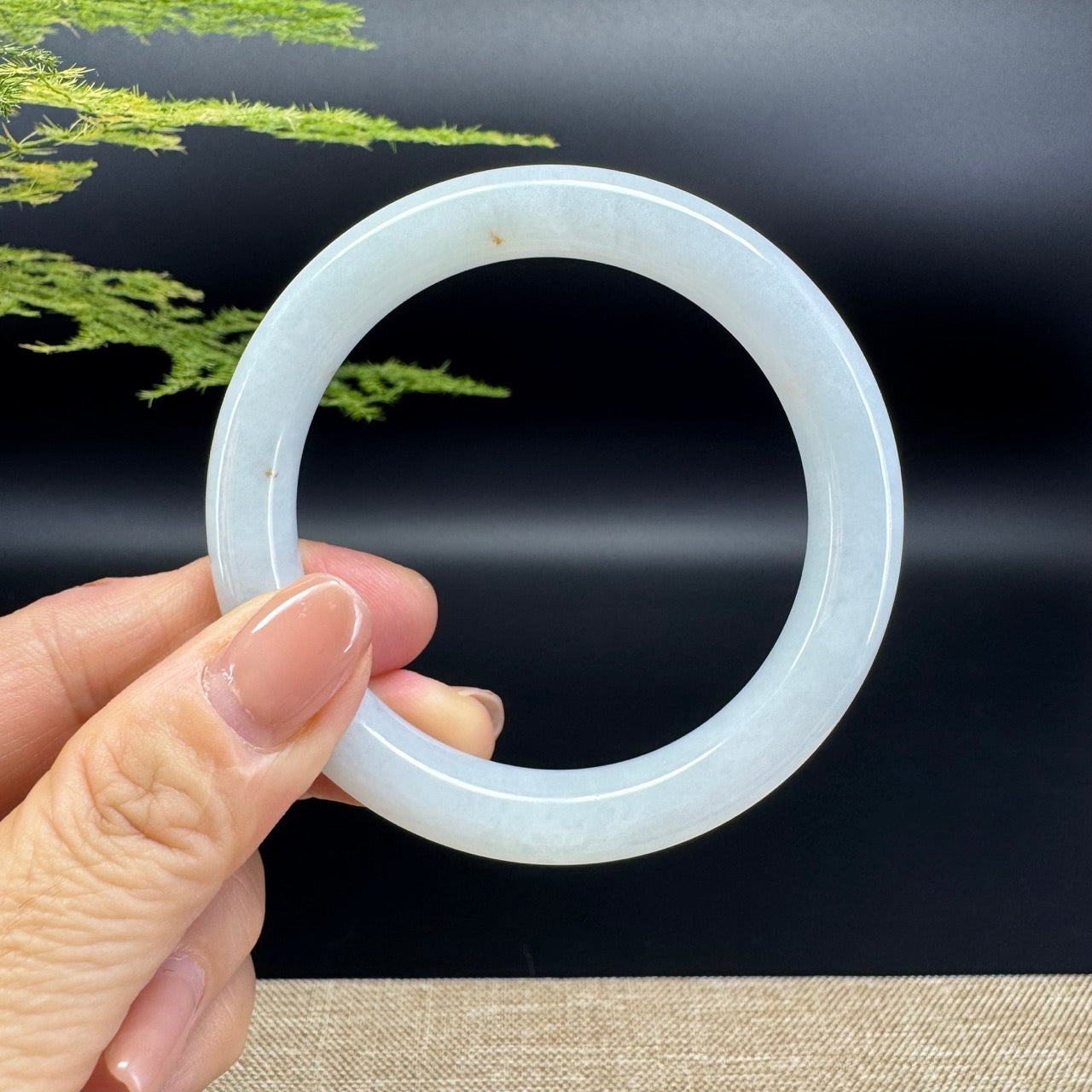 The bangle shape of the round.The bangle color is icy.