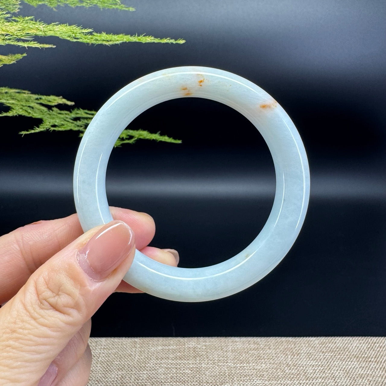 The bangle shape of the round.The bangle color is icy green and some sajin.