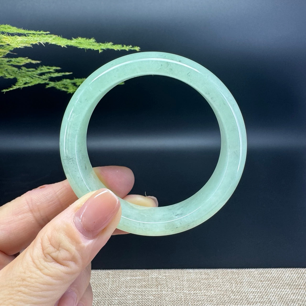 The bangle shape of the half round.The bangle color is apple green and wuji.
