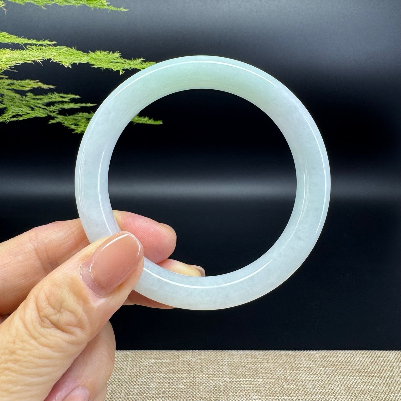 The bangle shape of the round.The bangle color is icy green.