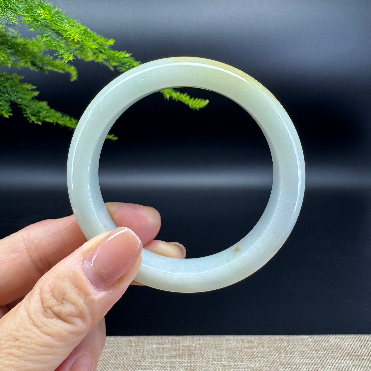 The bangle shape of the half round.The bangle color is icy yellow green and some sajin.