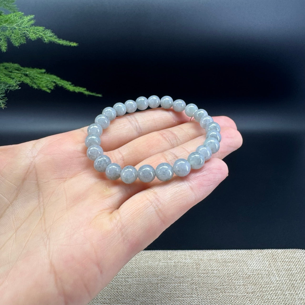 The beads shape of the round.The beads color is icy wuji.