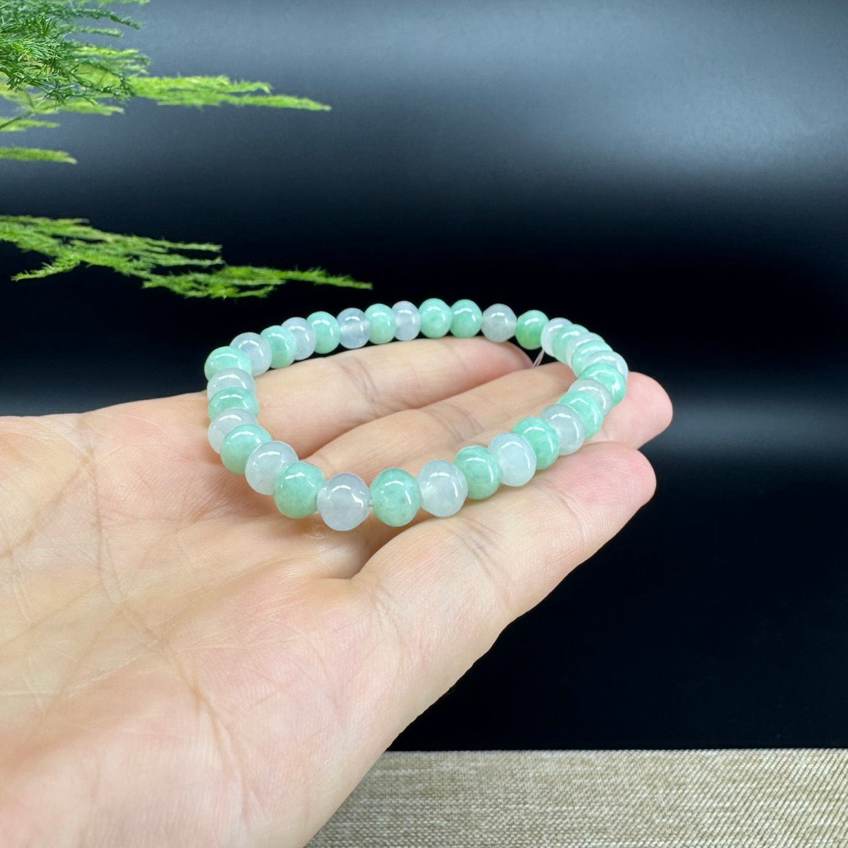 The beads shape of the round.The beads color is icy green.