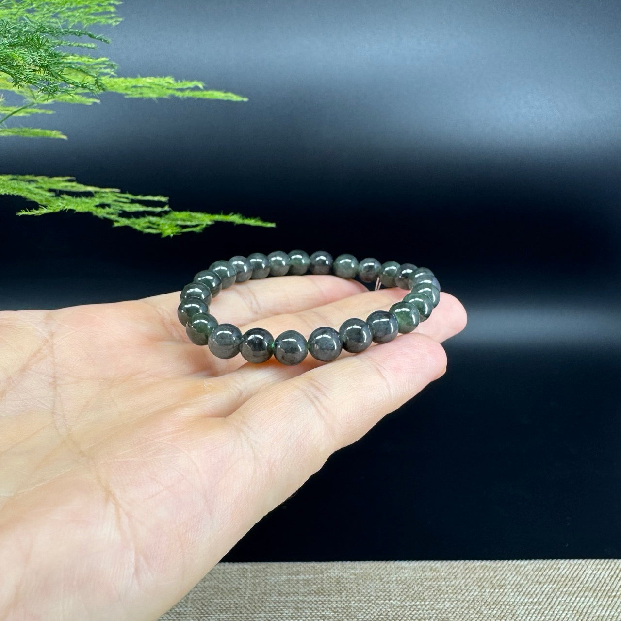 The beads shape of the round.The beads color is wuji green.