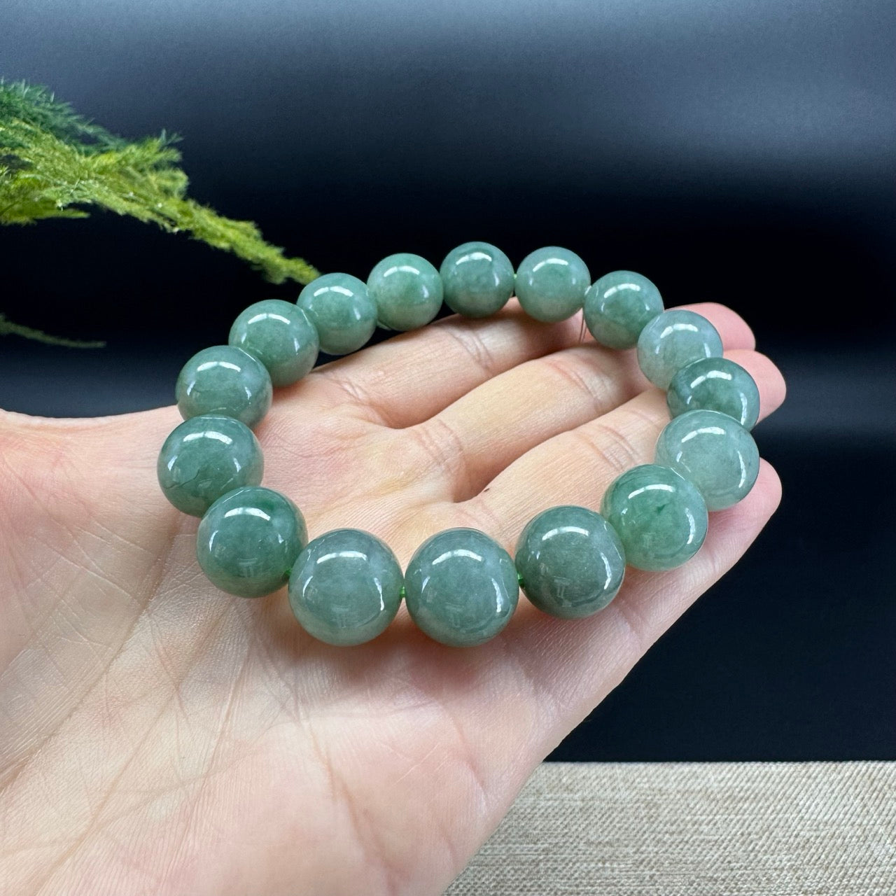 The beads shape of the round.The beads color is green
