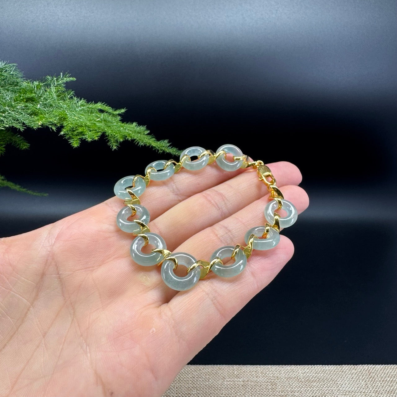 The bracelet shape of the koukou.The bracelet color is icy.