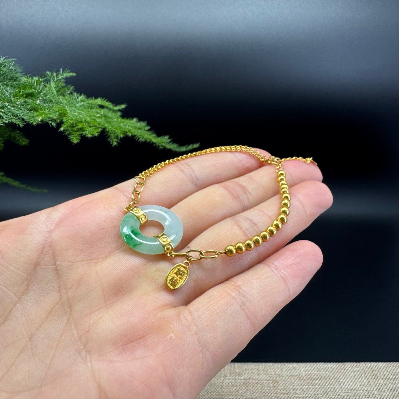 The bracelet shape of the koukou.The bracelet color is icy green.