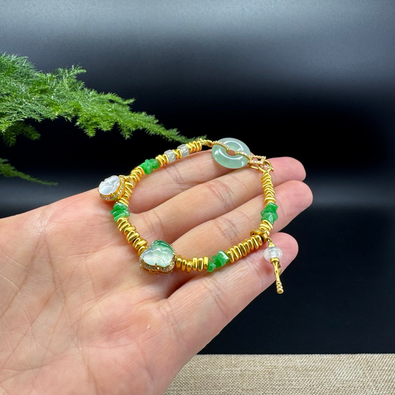 The bracelet shape of the koukou.The koukou bracelet color is icy green.