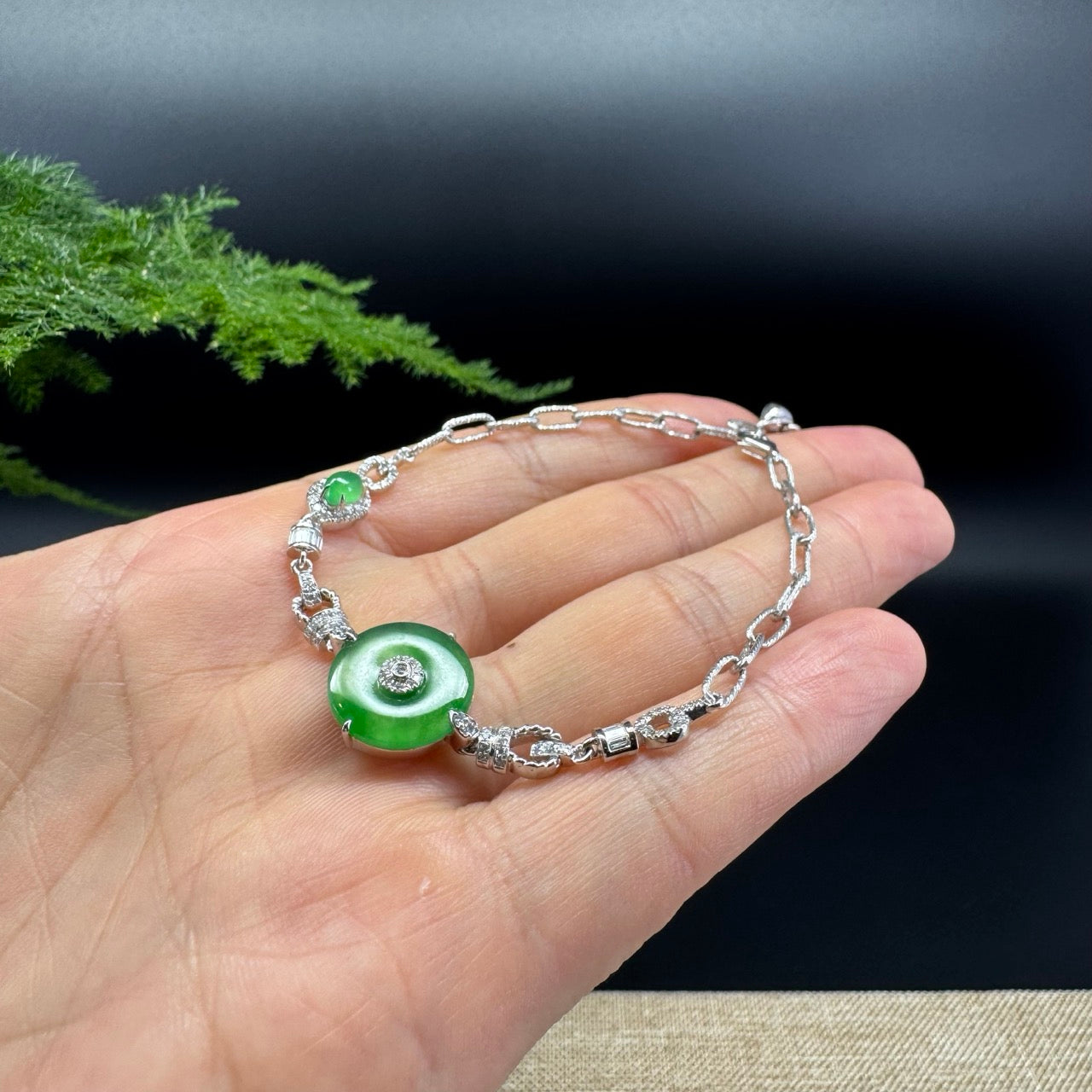 The bracelet shape of the koukou.The bracelet color is imperial green.