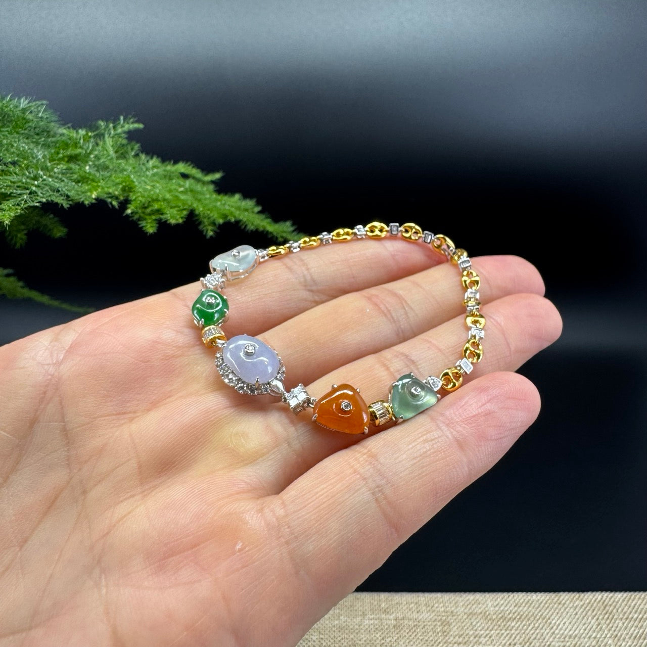 The bracelet shape of the polygon ruyi.The bracelet color is multicolor.