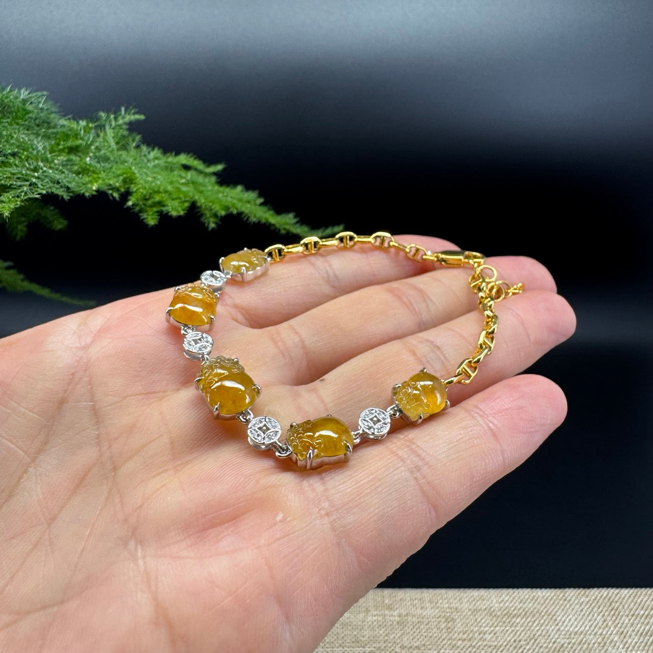 The bracelet shape of the pixiu.The bracelet color is honey yellow.