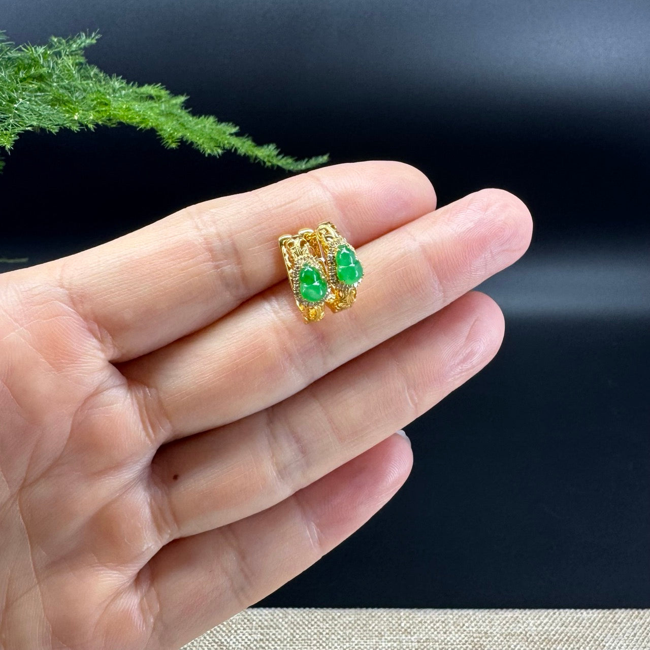 The earring shape of the hulu.The earring color is green.