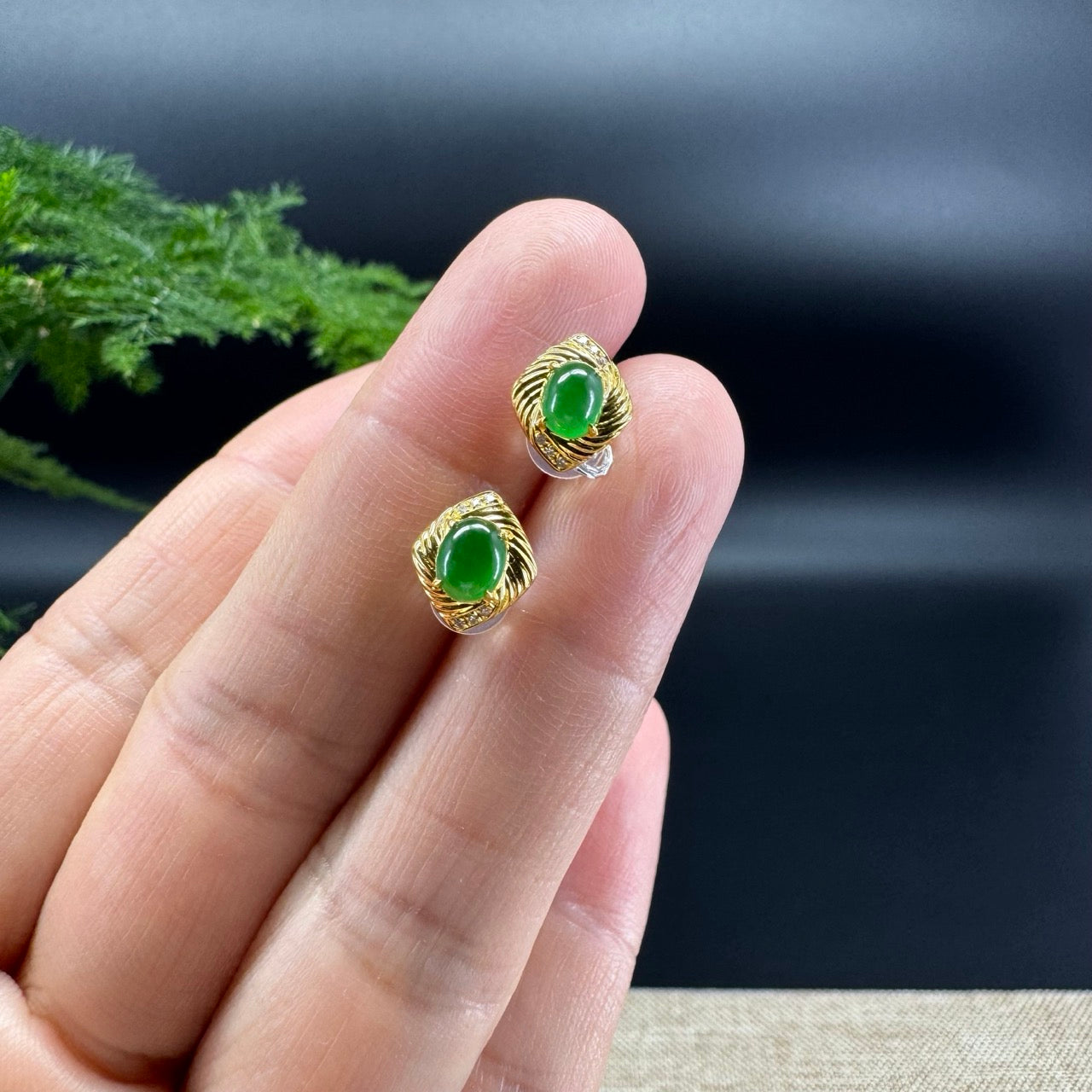 The earring shape of the round.The jade color is imperial green.