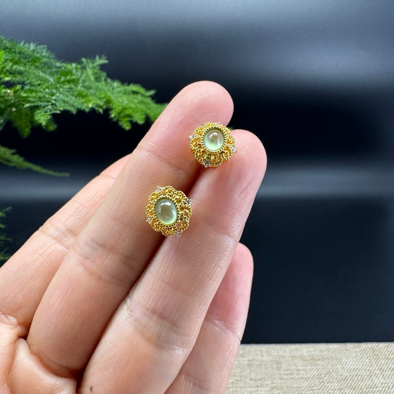 The earring shape of the round.The jade color is icy green