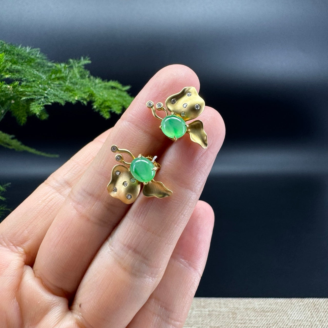 The earring shape of the butterfly.The jade color is green.