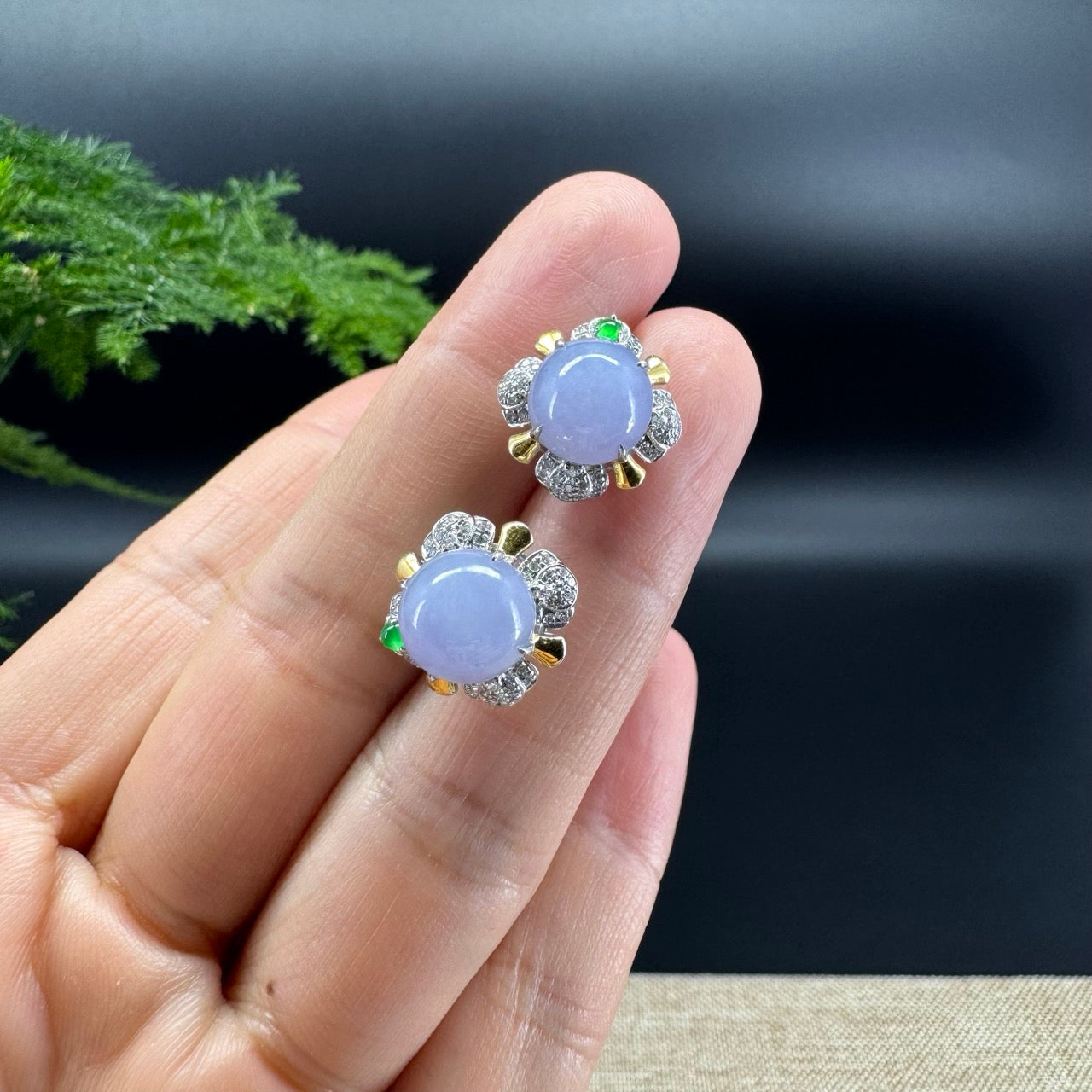 The earring shape of the round,The jade color is lavender.