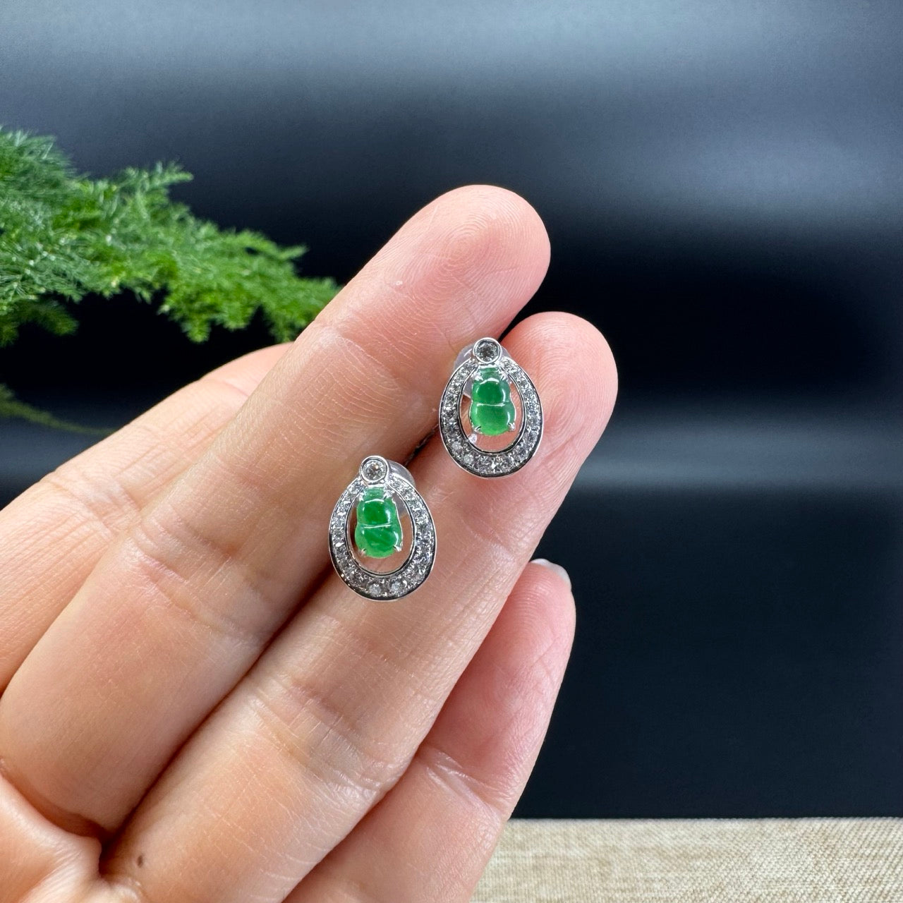 The earring shape of the hulu.The hulu color is green.