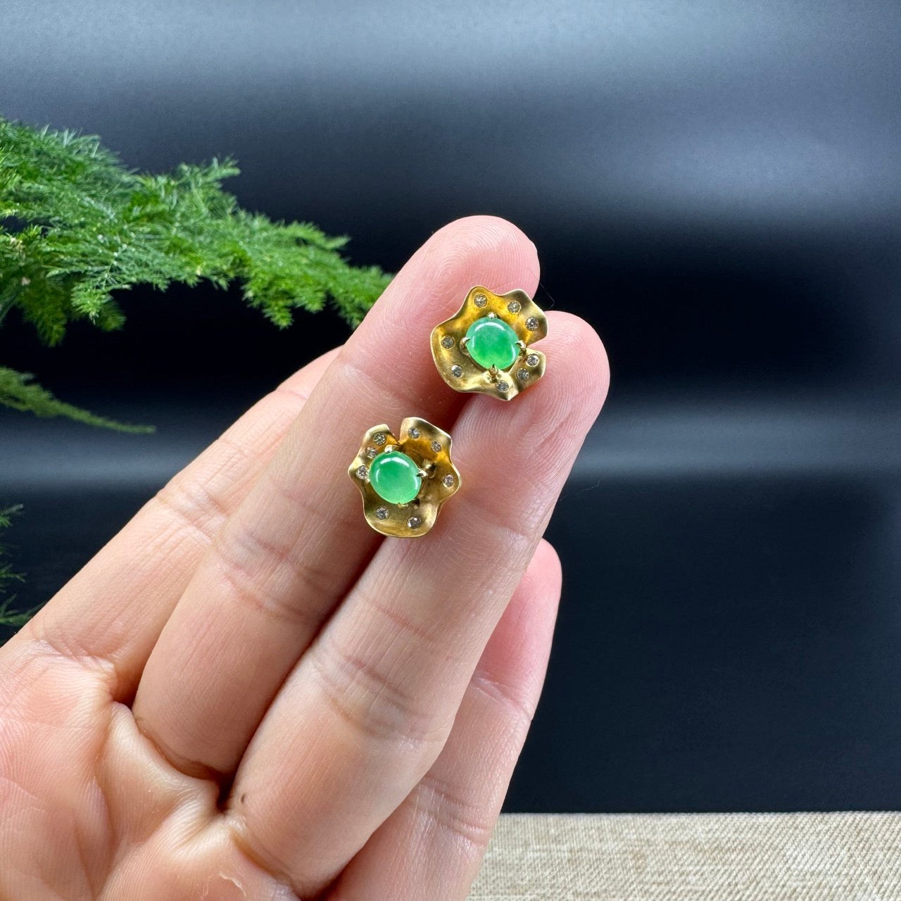 The earring shape of the flower.The jade color is green.