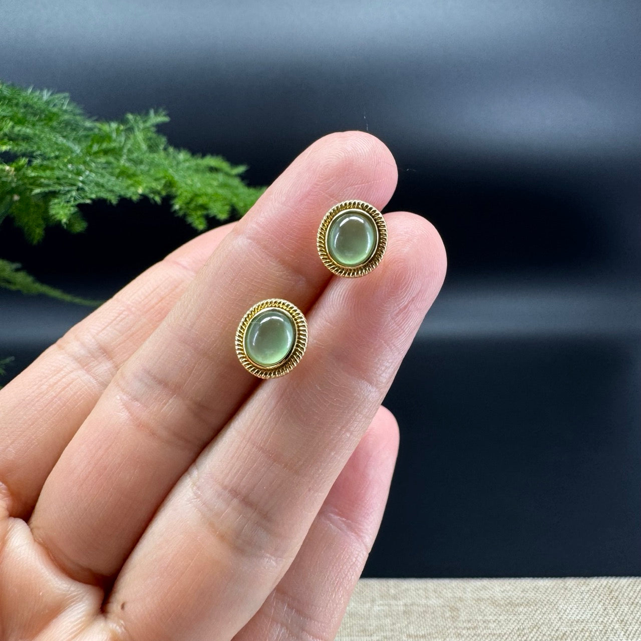 The earring shape of the round.The round color is icy green.