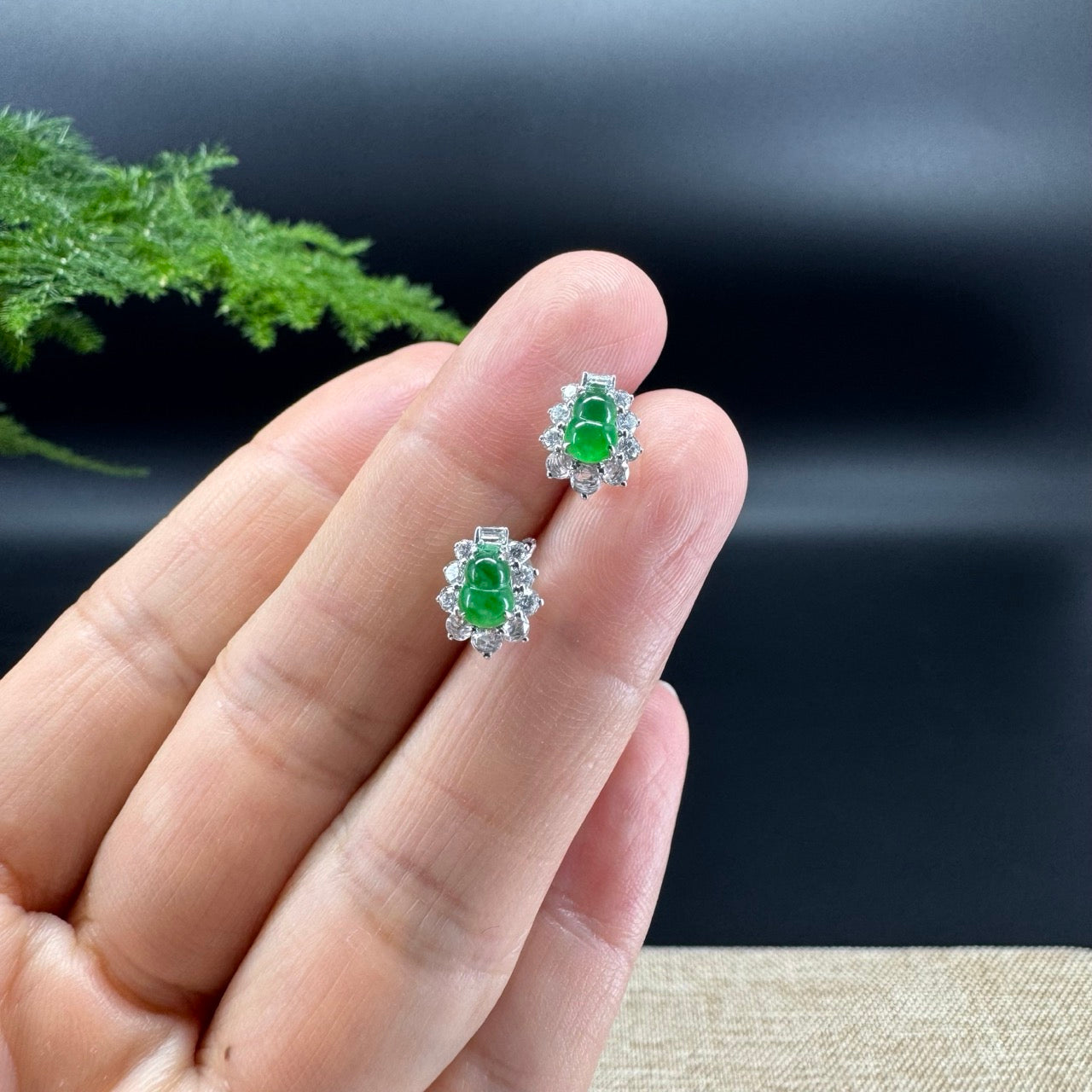 The earring shape of the hulu.The jade color is imperial green.