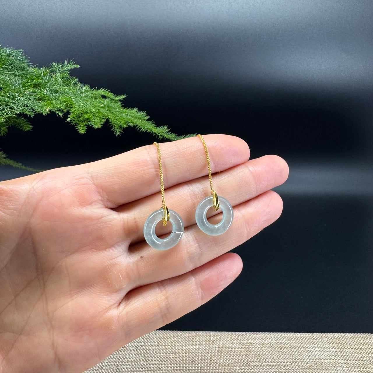 The earring shape of the koukou.The koukou color is icy.