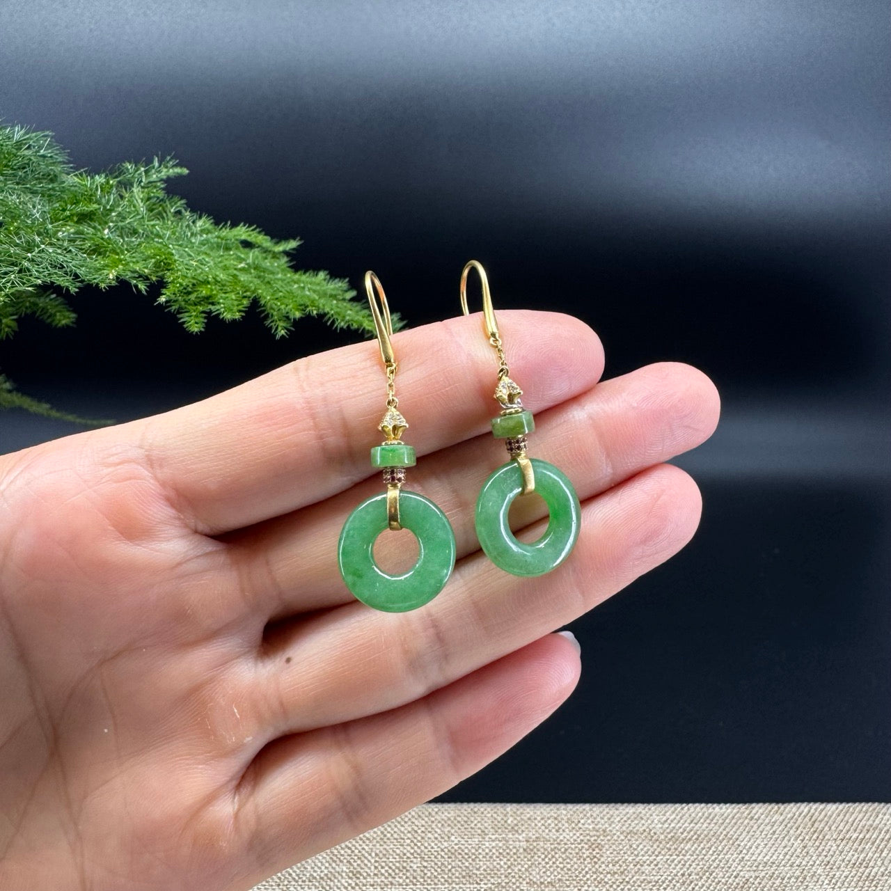 The earring shape of the koukou.The earring color is imperial green.
