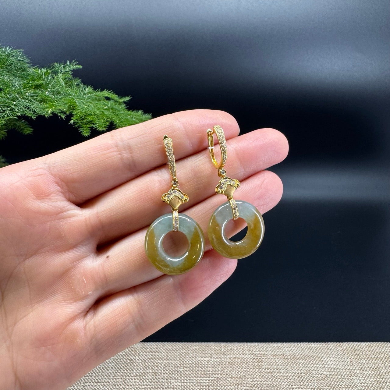 The earring shape of the koukou.The earring color is yellow green.