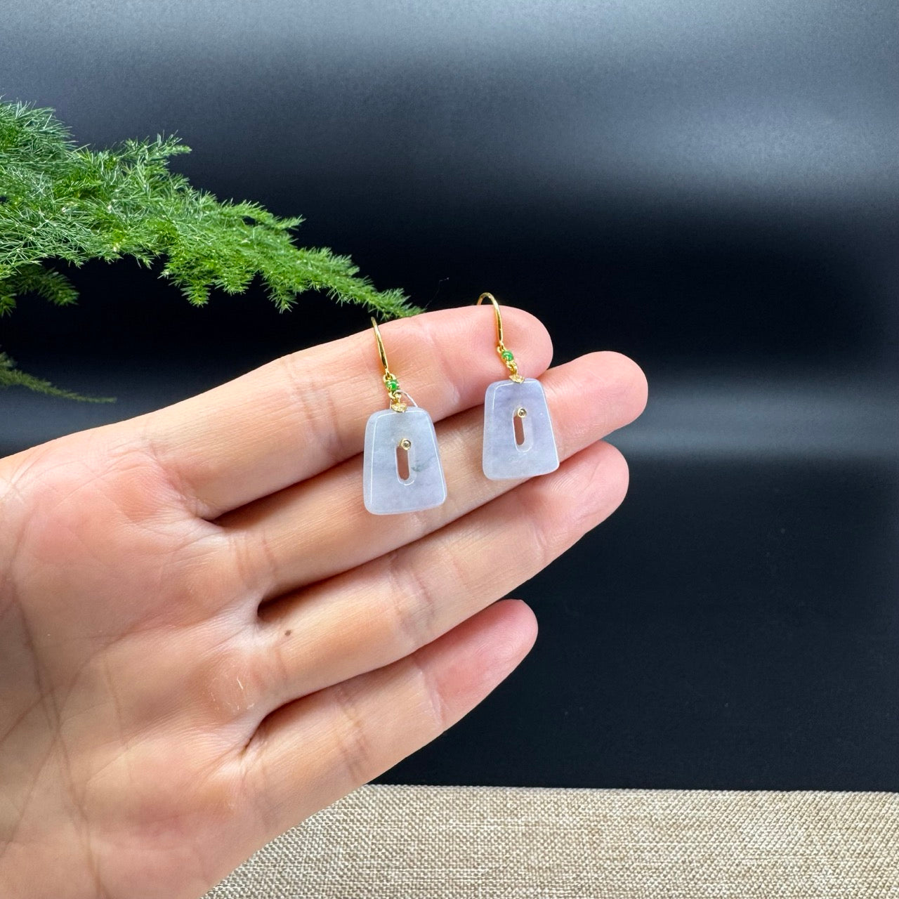 The earring shape of the koukou.The koukou color is lavender.