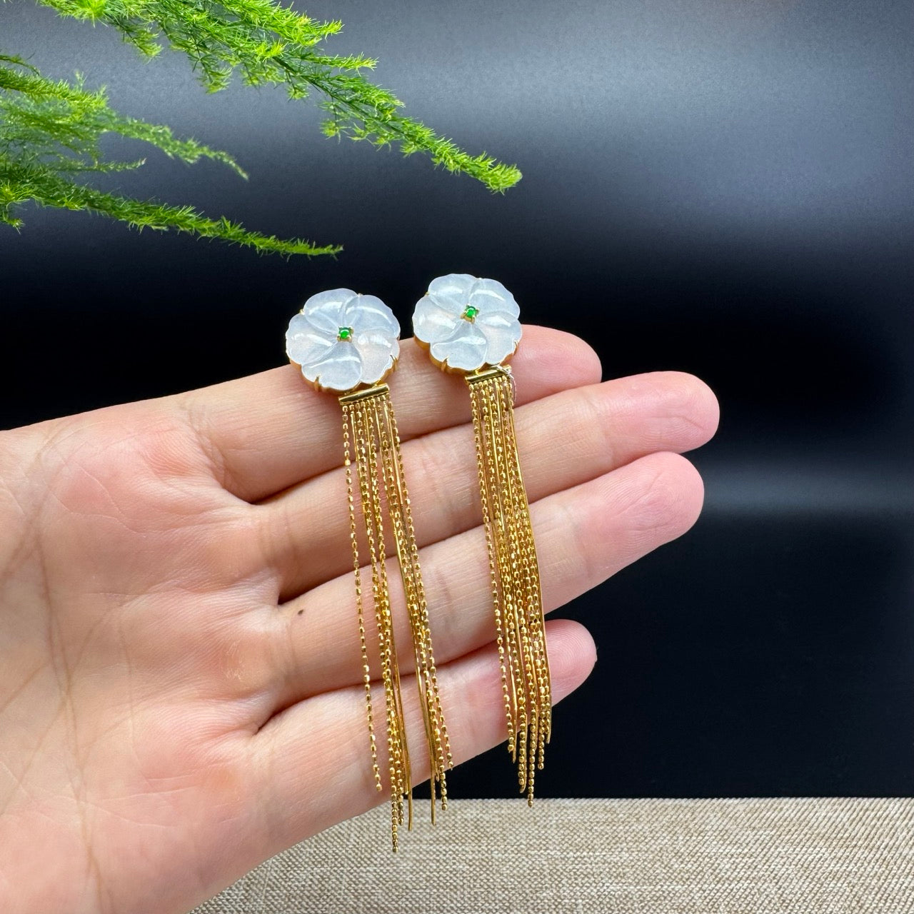 The earring shape of the flower.The earring color is icy.