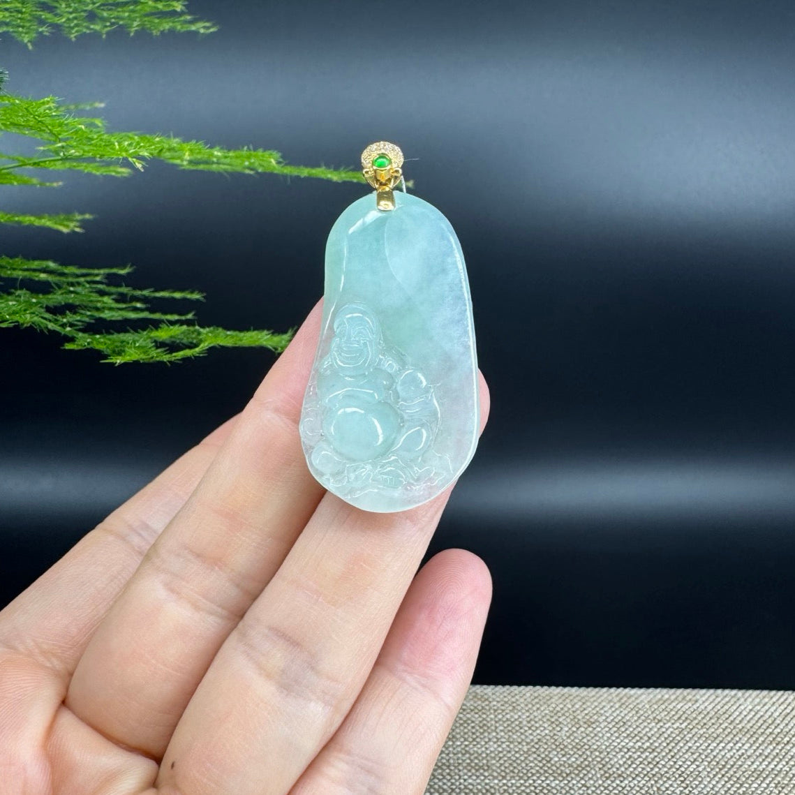 The pendant shape of the buddha.The pendant color is icy green.