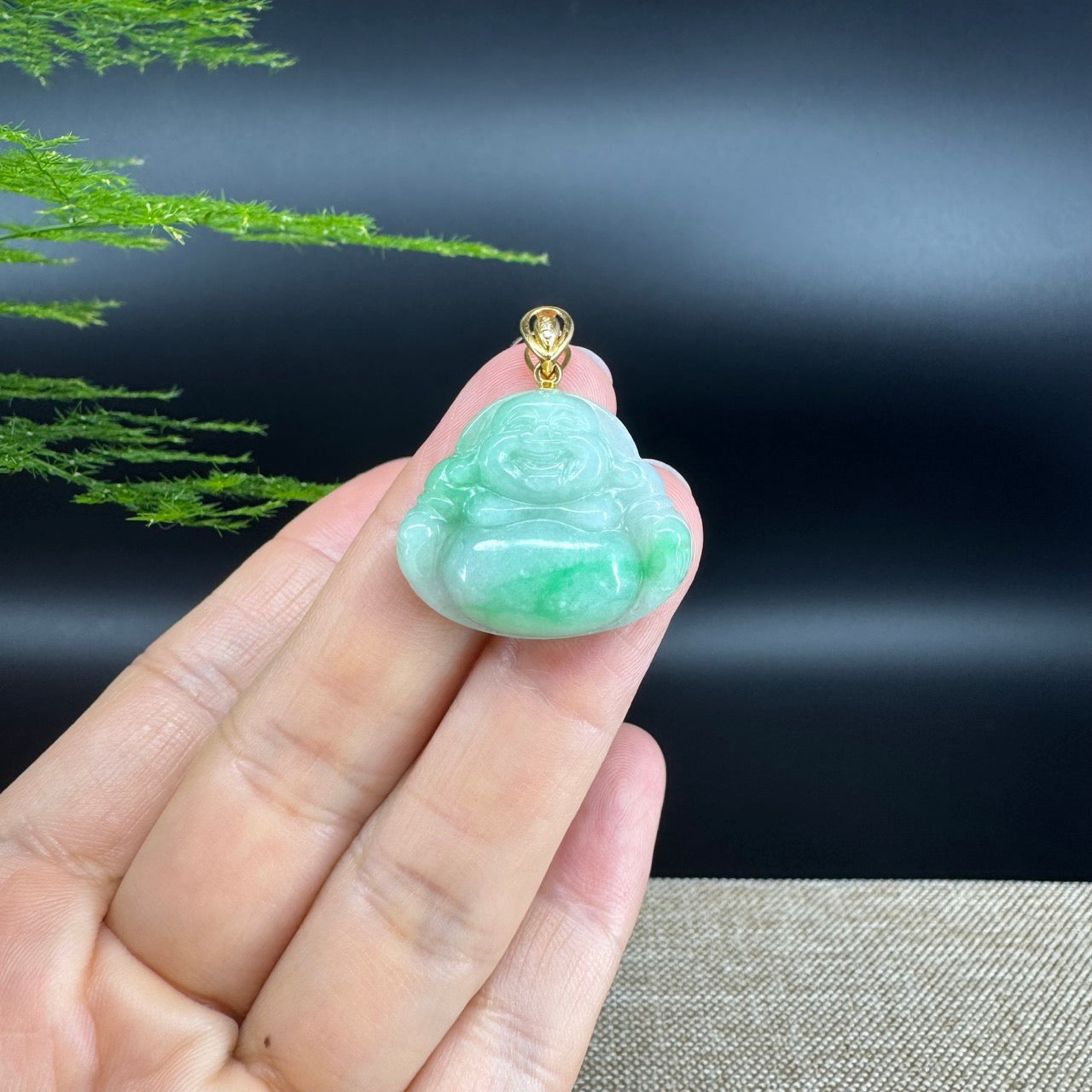 The pendant shape of the buddha.The pendant color is apple green.