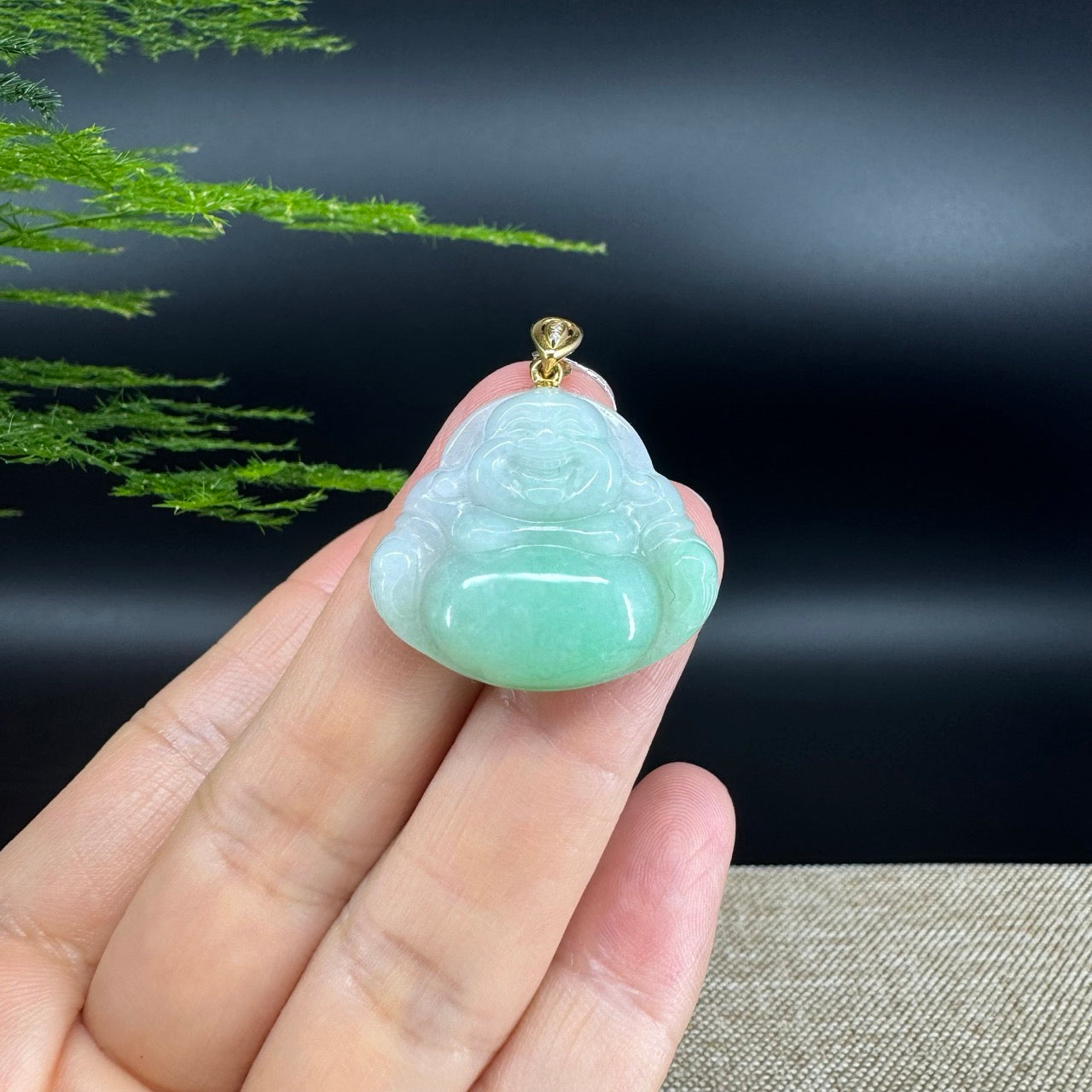 The pendant shape of the buddha.The pendant color is icy green.