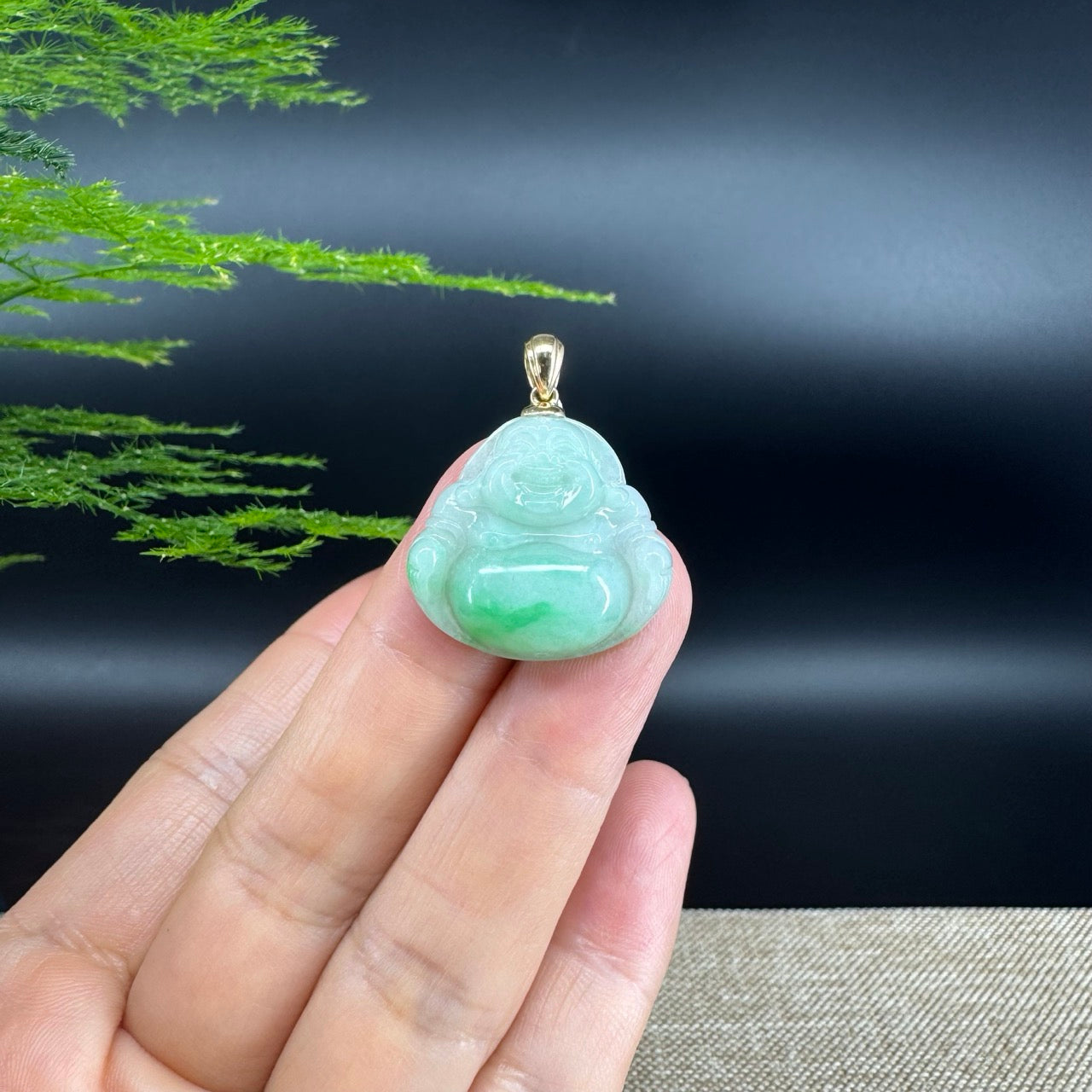 The pendant shape of the buddha.The pendant color is icy apple green.