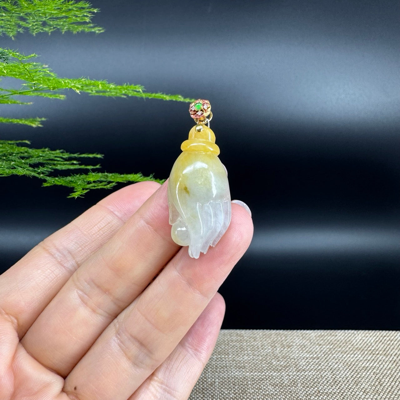 The pendant shape of the happy buddha hand.The pendant color is icy yellow.