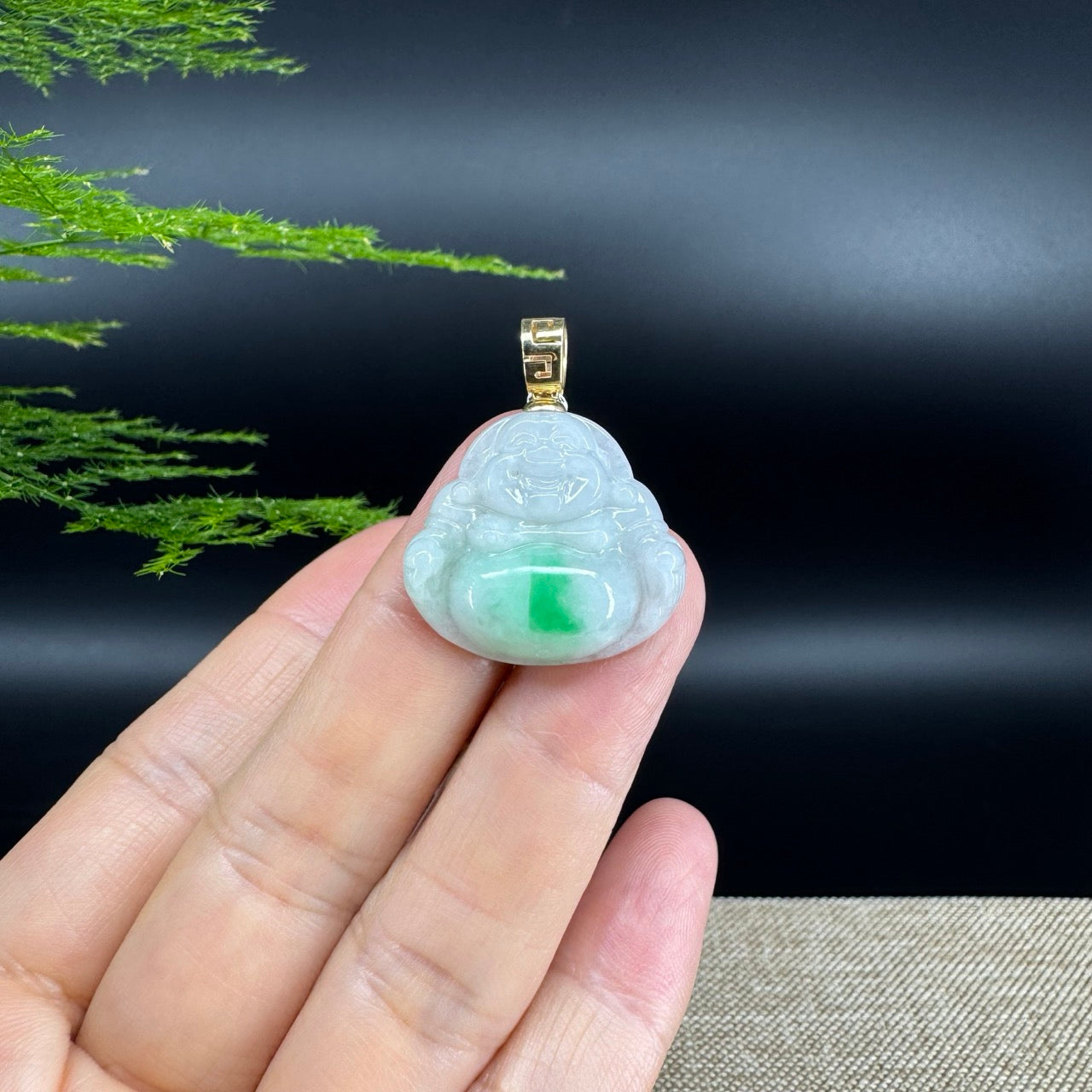 The pendant shape of the buddha.The pendant color is white green.
