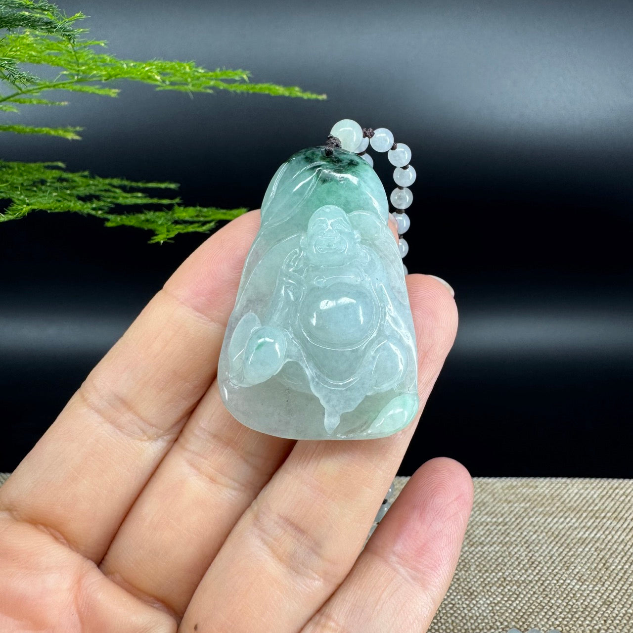 The pendant shape of the buddha.The pendant color is icy green.
