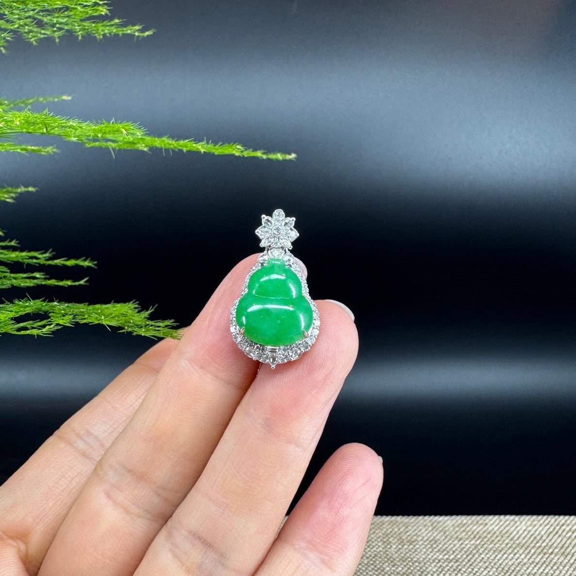 The pendant shape of the hulu.The pendant color is green.