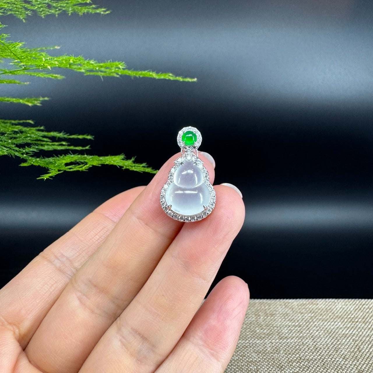 The pendant shape of the hulu.The pendant color is icy.